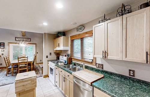 Brutus Cabin | Serene Home with Fire pit, Hammock, Loft, WIFI & Private W&D