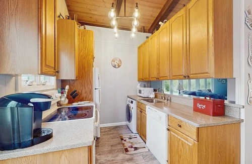 Culloden Shores House | Single-story home with access to nearby private beach, deck, bbq, w/d, wifi