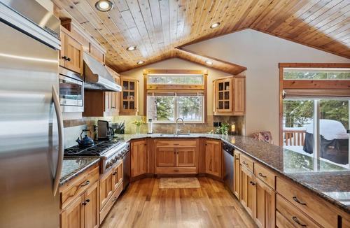 Truckee House | Ski View at Tahoe Donner - 4 BR -Private Hot Tub - HOA Amenities