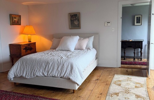 Oak Hill House | Soothing farmhouse and heated yoga studio with stunning mountain views