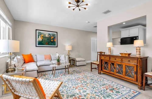 Southside House | SoSo Coastal Retreat – Walk to Intracoastal & Downtown