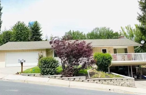 Pullman House | Spacious 3 Bedroom w/Large Deck & Backyard