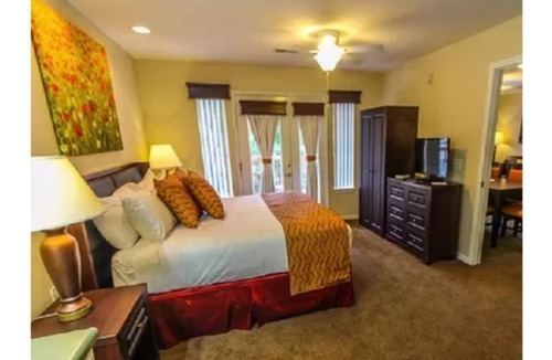 Branson Resort | Spacious 3 BR Suite adjacent Thousand Hills Golf near center of Theater Strip