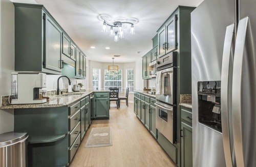 Malbis House | Spacious 3BR Lake Forest Home w/Pool Sleeps 8!