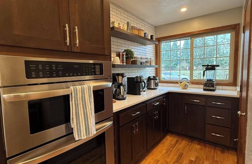 Eugene House | Spacious 4-bed in Eugene - Gated, Fenced Estate 10 min from Downtown/Wineries
