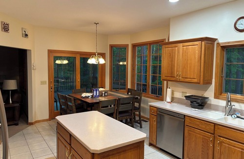 Bellaire House | Spacious 4-bedroom house in beautiful Bellaire with WiFi, AC