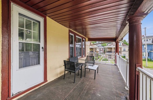 Downtown Niagara Falls House | Spacious 6-bedroom house in peaceful Niagara Falls with AC for 22 people sleep