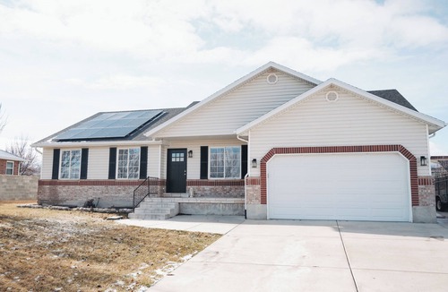 West Jordan House | Spacious 6BR 3BA Sleeps 16 Across from Large Park