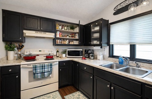 Moorhead House | Spacious and Accessible Family oriented house, sleep 12, crib, King’s bed Ramp.