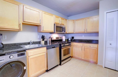 Crystal City Apartment | Spacious Arlington Apt Near DC with Pool