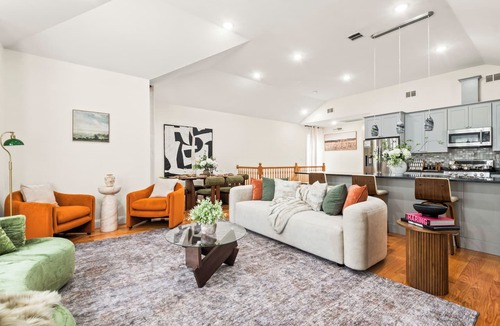 West Side House | Spacious Designer Large Home Near NYC with, Private Balcony, Fast Wifi Sleeps 12