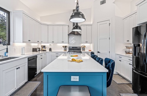Apache Shores Villa | Spacious Luxury Lake Travis Retreat-Heated Pool, Spa, Gym, Basketball-Sleeps 16