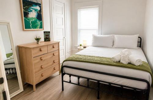 Niagara Falls Apartment | Spacious Modern 2BR Apartment Sleeps 6