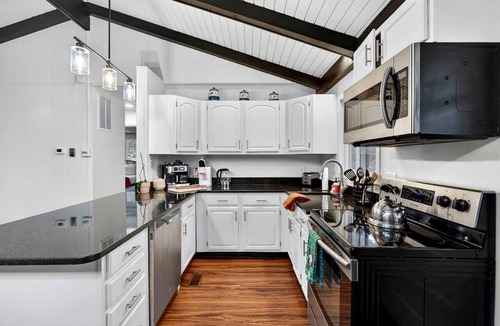 Millville Cabin | Spacious Mountain Retreat with Hot Tub & Screened Porch Near Wineries and Appalachian Trail | Harpers Ferry, WV