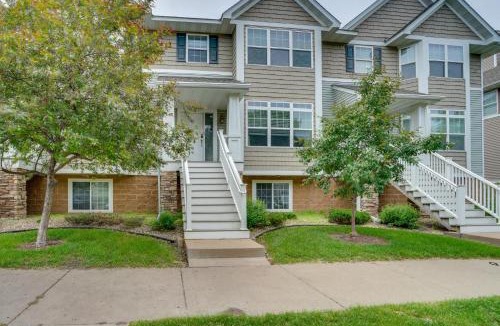 Roseville House | Spacious & Quiet Townhome In the Twin Cities