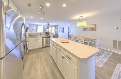 Rehoboth Beach Condo | Spacious Rehoboth Beach Condo | Pool Views | Linens & Towels Included