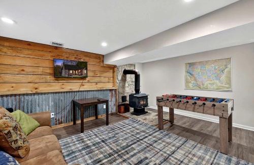 Fishers Hill House | Spacious Riverfront Cabin with Hot Tub Near Shenandoah River, Maurertown, Virginia