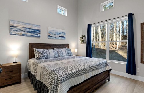 Chickamauga House | Spectacular Cottage with Hot-tub and Private Cinema in Chickamauga, Georgia