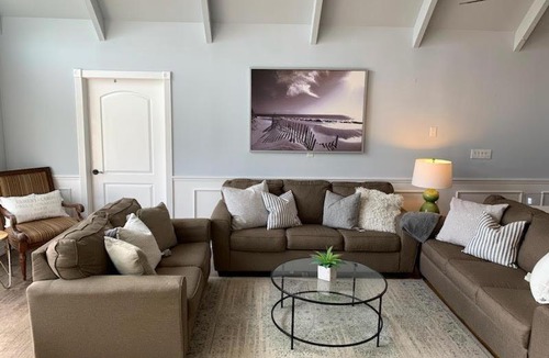 Shinnecock Hills House | Sprawling Southampton Home w Pool Jacuzzi Near Beach Town