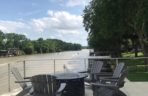 McQueeney House | Stay on Lake Mcqueeney for The Bandit Golf Getaway or New Braunfels Tubing!