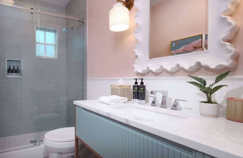 Uptown - Upper Duval Hotel | Steps to Duval St + Free Breakfast, Pool & Spa
