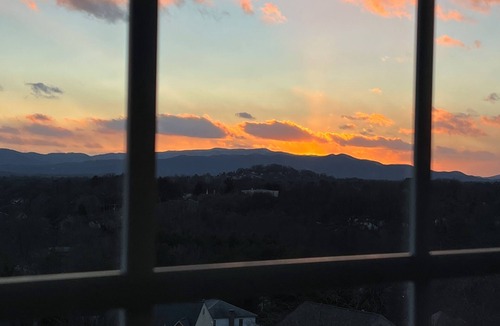 Roanoke Apartment | Studio Apartment, King Bed, Stunning View & Sauna
