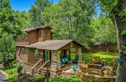 Eureka Springs Historic District Cabin | Stunning 2 Bedroom Cabin In The Woods, Covered Porch, Jacuzzi, Kitchen & Hot Tub
