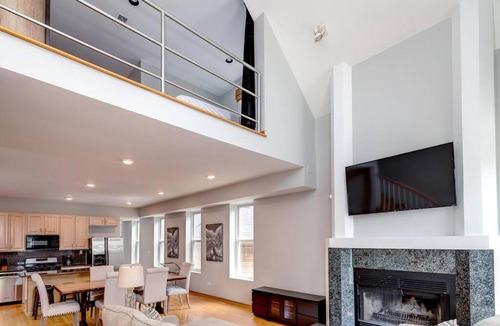 Pulaski Park Apartment | Stunning 2 Floor Penthouse Downtown