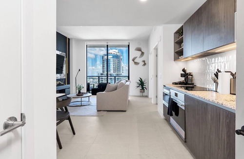 Downtown Miami Apartment | Stylish 1BD Penthouse with Water Views, Gym & Fast WiFi in Downtown Miami.