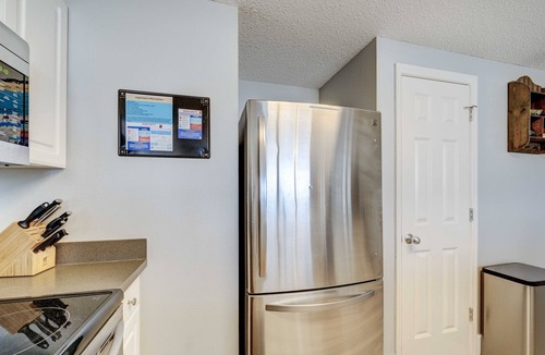 Long Beach Condo | Summer savings ! RESERVED PARKING and free beach chair tower 1-305