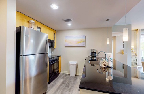 Baytowne Wharf Condo | Sunlit condo with washer&dryer, AC, pool, outdoor hot tub, & beach access