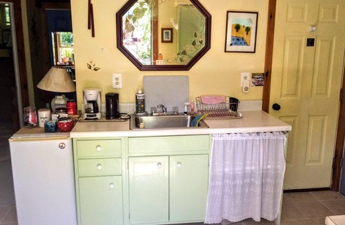 New Paltz Apartment | SUPERB VILLAGE LOCATION! SWEET APARTMENT w/PRIVATE DECK in historic district