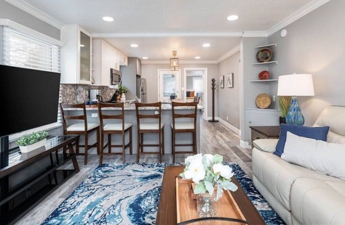 Holladay House | The Blue Door Cottage is the perfect blend of comfort, style, and convenience