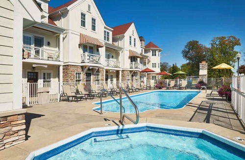 Holland Condo | The Chesapeake: 3BR Boutique Suite Sleeps 10 | Pool, Hot Tub, Free Golf, Lake Mac Views