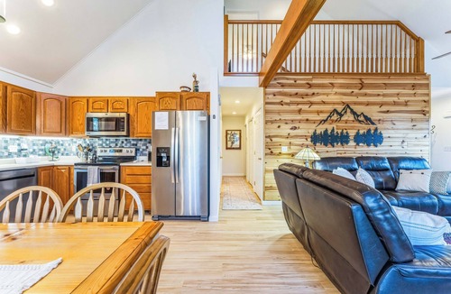 Terra Alta Cabin | 'The Eagles Nest at Alpine' Cabin w/Fireplace!