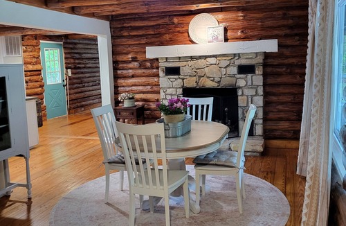 Lakeview Cabin | The Great Escape! 4 BR Log Cabin- A beautiful mix of modern and authentic!