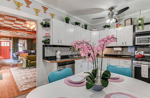 West End House | The Groovy Den Game Room 6 Min to Masters BBQ/Courtyard/Outdoor Space