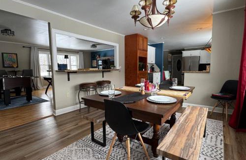 Mount Morris House | THE HUB 3BD 2BA Entire House FRESH FUN 1980s Board Game Vibe beside Letchworth State Park & near SUNY Geneseo