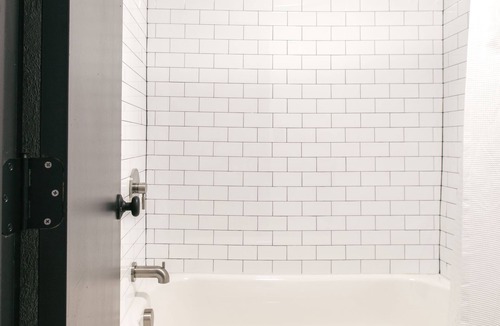 Berry Hill Hotel | The Iris Motel