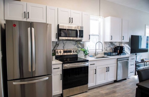 Midvale House | The Olive Den - Spacious New Remodel - Big Groups.