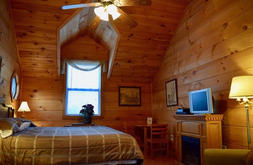 Townsend Bed & Breakfast | The Upper Threshold Suite at the Country Manor Inn