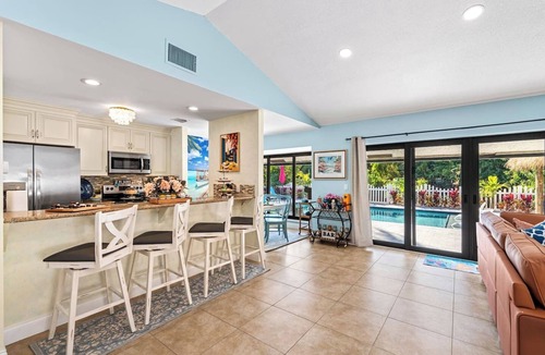 Tropic Palms House | Tiki Hut, Htd Pool, Billiards, Putt-Putt, Canal