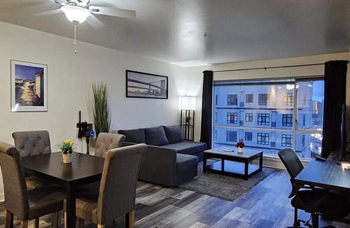 Yesler Terrace Condo | Top Floor View Condo with A/C, Secured Parking and Pet-Friendly