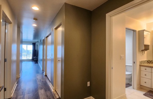 Yesler Terrace Condo | Top Floor View Condo with A/C, Secured Parking and Pet-Friendly