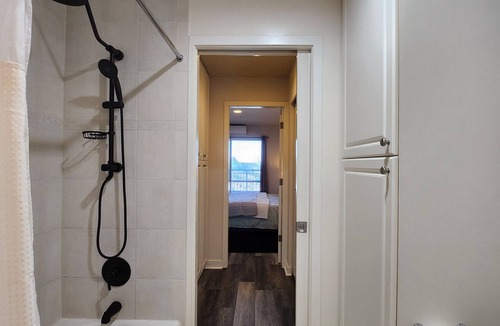 Yesler Terrace Condo | Top Floor View Condo with A/C, Secured Parking and Pet-Friendly