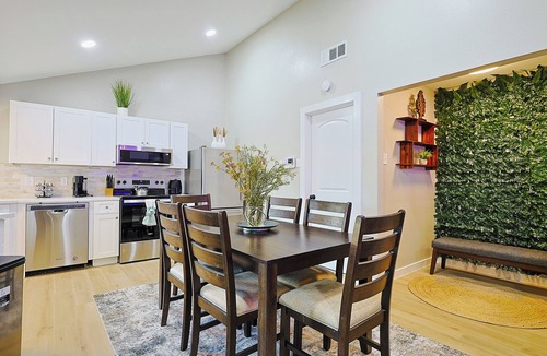 Richardson House | Tranquil Chic 3BR Getaway Sauna/Gym/HotTub/Game Room