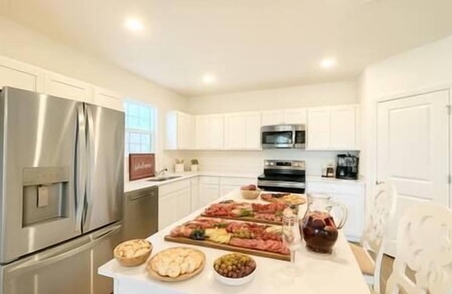 Newtown House | Twin Lido Beach Homes, Hot Tub + Outdoor Showers