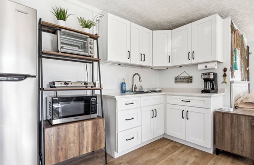 Indian Rocks Beach Apartment | Vintage Florida Beach Efficiency, 1 block to the beach!