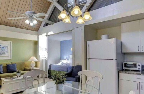 Palmetto Dunes Hotel | Walk to Beach | Pool, Free Parking + Full Kitchen