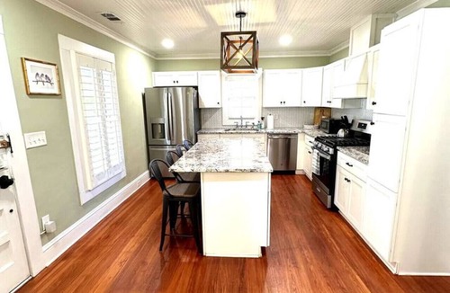 Marietta House | Walk to the Square - Marietta’s Bluebird Bungalow
